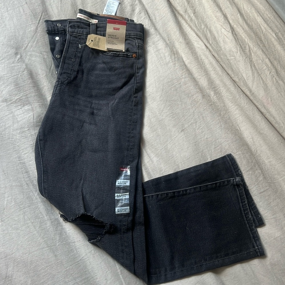 NWT Levi’s Wedgie Straight High Rise - Size 29 Black minimal distressed